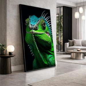 Puede incluir: Una gran pieza de arte mural rectangular que presenta un retrato detallado y de alto contraste de una iguana verde sobre un fondo negro sólido. El lagarto muestra escamas esmeralda vibrantes, una cresta espinosa y ojos enfocados.