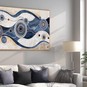 Könnte beinhalten: Ein rechteckiges Wandbild mit einer horizontalen Komposition aus fließenden marineblauen und cremefarbenen Wellen. Das Design enthält komplexe kreisförmige Muster, gepunktete Linien und goldene Akzente, eingefasst in einen dünnen Holzrahmen.