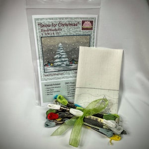 Può includere: Un kit di ricamo a punto punzonato "Snow for Christmas", con una scena invernale con un albero innevato e case. Il kit include tessuto, cartelle colori, istruzioni e filo DMC. Il pezzo finito misura 14,3 cm x 11,4 cm.