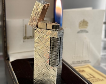 Encendedor Dunhill Rollagas vintage, chapado en plata, con textura y en caja.