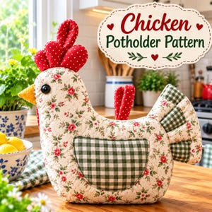 Könnte beinhalten: Ein gesteppter Topflappen in Hühnerform aus cremefarbenem Stoff mit kleinem rotem Blumenmuster, einem grün-weiß karierten Flügel und Schwanz sowie einem rot gepunkteten Kamm. Der Text "Chicken Potholder Pattern" steht in einem Rahmen.