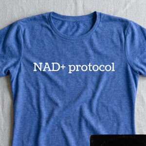 NAD+プロトコルTシャツ（女性用）、ペプチドセラピーTシャツ、バイオハッカーTシャツ、長寿ライフスタイルTシャツ、NADプロトコルスリムフィットTシャツ、フィットネスウェルネスギフト