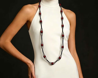 Collana in rete bianca e nera con perline rosse, gioiello gotico artistico, leggera, a strati, regalo per lei, lunga collana minimalista di grande effetto.