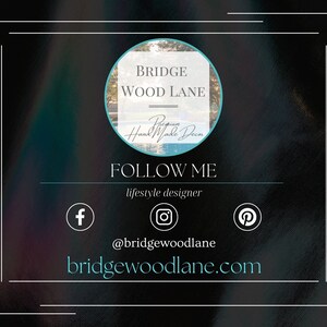 Puede incluir: Un gr&aacute;fico en blanco y negro con el texto "BRIDGE WOOD LANE" en un c&iacute;rculo. El texto "FOLLOW ME" est&aacute; debajo del c&iacute;rculo, y el texto "lifestyle designer" est&aacute; debajo de eso. Los iconos de redes sociales para Facebook, Instagram y Pinterest est&aacute;n debajo del texto. El texto "@bridgewoodlane" y "bridgewoodlane.com" est&aacute;n debajo de los iconos.