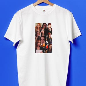 Puede incluir: Camiseta blanca con un collage de imágenes de una mujer. Las imágenes están dispuestas en forma rectangular en la parte delantera de la camiseta. La camiseta está colgada en una percha de madera sobre un fondo azul.