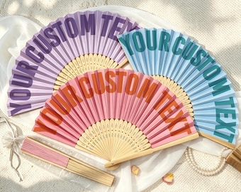 Ventagli colorati personalizzati con carattere curvo retrò: aggiungi qualsiasi testo, nome o citazione, ideali come bomboniere per aziende, matrimoni o eventi.