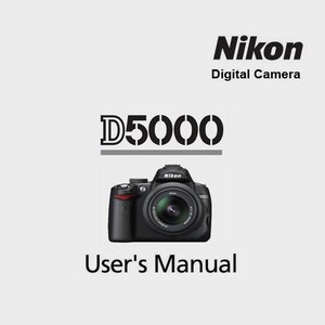 Op de afbeelding: Een gebruikershandleiding voor de Nikon D5000 digitale camera met de tekst Nikon Digital Camera bovenaan, de modelnaam D5000 in het midden en de woorden User's Manual onderaan, met een illustratie van een zwarte camera in het midden.