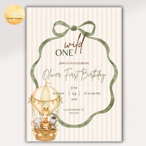Pode incluir: Um cartão de convite de aniversário com um balão de ar quente em aquarela transportando uma girafa, um elefante, um leão e uma zebra na cesta. O design inclui uma borda de fita verde, listras bege e o texto wild ONE, Oliver First Birthday, 14 de junho de 2026.