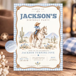 Op de afbeelding: Een rechthoekige verjaardagsuitnodiging met een lichtblauwe gingham-rand en een touwframe. De centrale illustratie toont een kind op een wit paard in een woestijnlandschap met cactussen. De tekst bevat SADDLE UP IT'S JACKSON'S BIRTHDAY PARTY, JACKSON TURNING FIVE en evenementdetails.