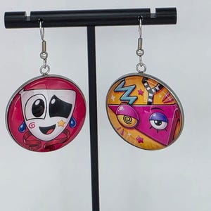 Pendientes colgantes asimétricos de Gangle & Zooble inspirados en el increíble circo digital