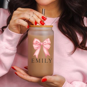 Personalisiertes Glas mit Strohhalm & Schleife | Personalized Glass Cup with Name | Iced Coffee Glas | Geschenk für Frauen | Sipper Glass