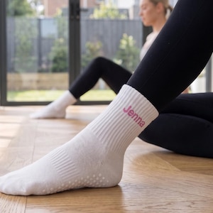 Gepersonaliseerde yogasokken, geborduurde barre-sokken, antislip studiosokken, sokken met aangepast logo, aangepaste pilatessokken, sokken dansgreep