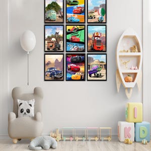 Puede incluir: Un conjunto de nueve l&aacute;minas de arte mural rectangulares que presentan varios personajes de coches animados de la franquicia Cars, dispuestos en una cuadr&iacute;cula de tres por tres. Cada l&aacute;mina est&aacute; enmarcada en un marco negro fino y muestra escenas coloridas.