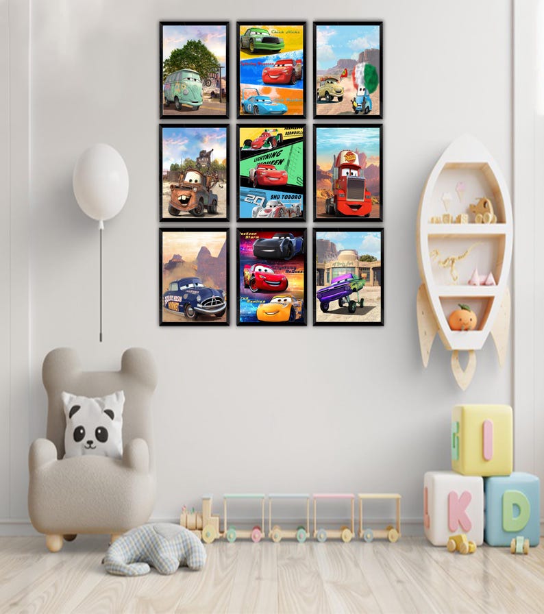 Puede incluir: Un conjunto de nueve l&aacute;minas de arte mural rectangulares que presentan varios personajes de coches animados de la franquicia Cars, dispuestos en una cuadr&iacute;cula de tres por tres. Cada l&aacute;mina est&aacute; enmarcada en un marco negro fino y muestra escenas coloridas.