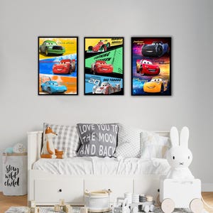 Puede incluir: Tres p&oacute;steres de pared rectangulares con personajes de la franquicia cinematogr&aacute;fica Cars. Las impresiones muestran varios coches de carreras, incluidos Lightning McQueen, Chick Hicks, The King, Francesco Bernoulli, Shu Todororo, Jackson Storm y Cruz Ramirez.
