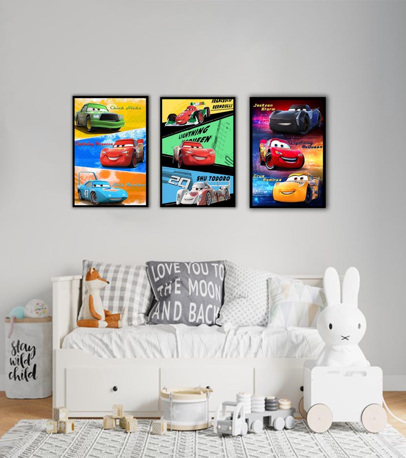 Puede incluir: Tres p&oacute;steres de pared rectangulares con personajes de la franquicia cinematogr&aacute;fica Cars. Las impresiones muestran varios coches de carreras, incluidos Lightning McQueen, Chick Hicks, The King, Francesco Bernoulli, Shu Todororo, Jackson Storm y Cruz Ramirez.