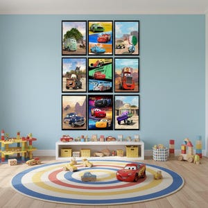 Puede incluir: Una colecci&oacute;n de nueve l&aacute;minas de arte enmarcadas que presentan varios personajes de coches animados de la pel&iacute;cula Cars, dispuestas en una cuadr&iacute;cula de tres por tres. Los coloridos p&oacute;steres muestran diversos veh&iacute;culos en entornos de desierto y carreras.