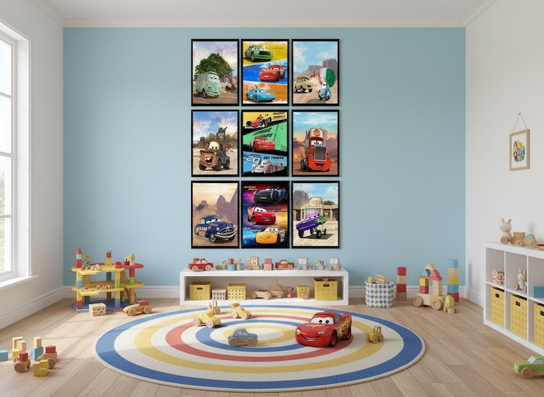 Puede incluir: Una colecci&oacute;n de nueve l&aacute;minas de arte enmarcadas que presentan varios personajes de coches animados de la pel&iacute;cula Cars, dispuestas en una cuadr&iacute;cula de tres por tres. Los coloridos p&oacute;steres muestran diversos veh&iacute;culos en entornos de desierto y carreras.