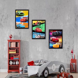 Puede incluir: Tres p&oacute;steres rectangulares de pared con personajes de la pel&iacute;cula Cars. Cada p&oacute;ster muestra varios coches de carreras animados en varios colores, incluyendo rojo, azul, verde, amarillo y negro, con nombres como Lightning McQueen impresos.