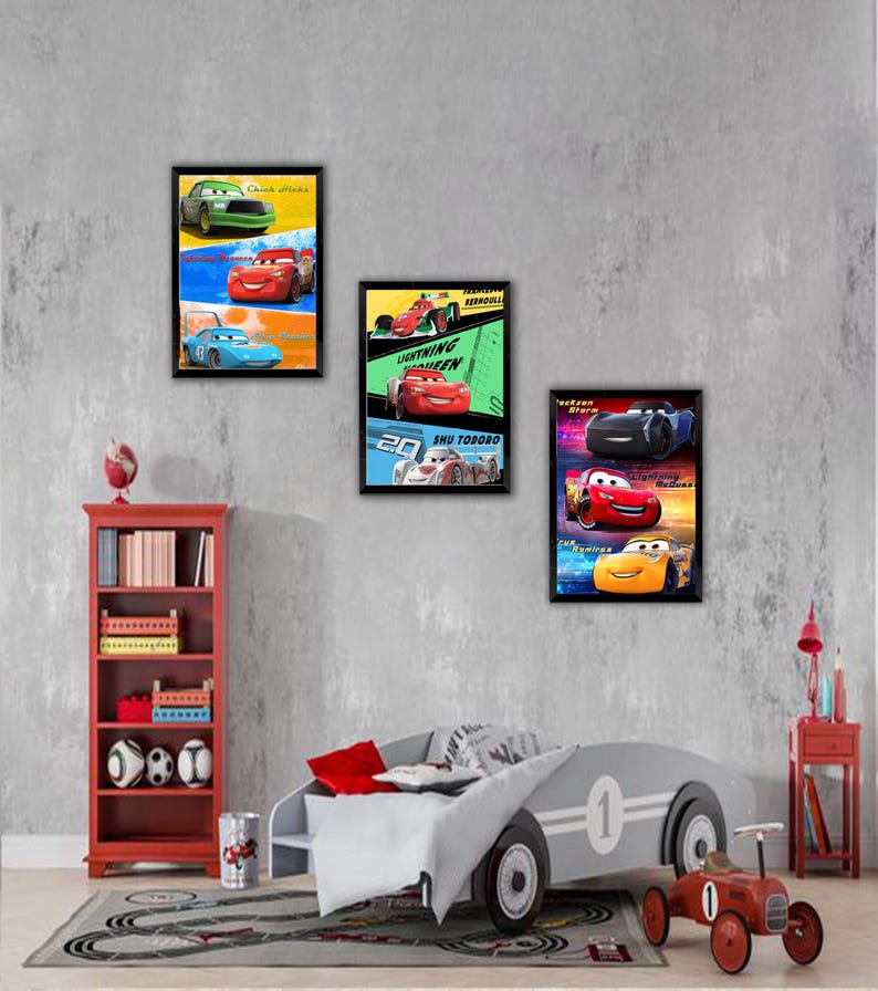 Puede incluir: Tres p&oacute;steres rectangulares de pared con personajes de la pel&iacute;cula Cars. Cada p&oacute;ster muestra varios coches de carreras animados en varios colores, incluyendo rojo, azul, verde, amarillo y negro, con nombres como Lightning McQueen impresos.