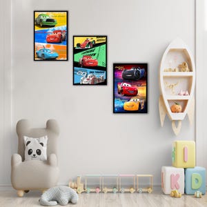 Puede incluir: Tres p&oacute;steres rectangulares de pared con personajes de la pel&iacute;cula Cars. Cada p&oacute;ster muestra varios coches de carreras en diversos colores, incluyendo rojo, azul, verde y amarillo, con etiquetas de texto que identifican a los personajes.