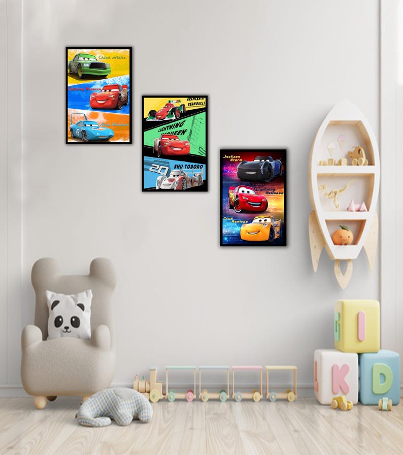 Puede incluir: Tres p&oacute;steres rectangulares de pared con personajes de la pel&iacute;cula Cars. Cada p&oacute;ster muestra varios coches de carreras en diversos colores, incluyendo rojo, azul, verde y amarillo, con etiquetas de texto que identifican a los personajes.