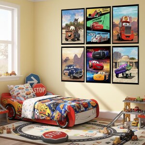 Puede incluir: Un conjunto de dormitorio con una cama de coche de carreras roja con el n&uacute;mero 95, un edred&oacute;n estampado y una alfombra con dise&ntilde;o de carretera. Seis p&oacute;steres enmarcados de coches animados cuelgan en la pared junto a un garaje de juguete.
