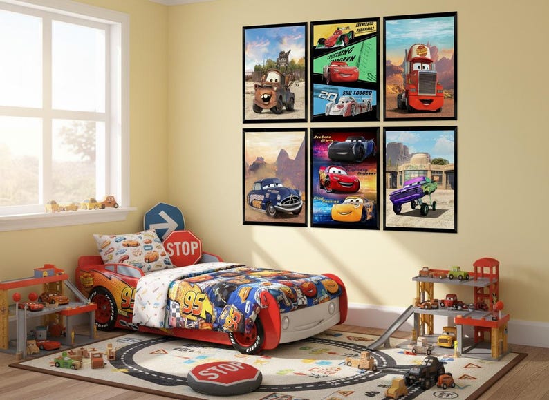 Puede incluir: Un conjunto de dormitorio con una cama de coche de carreras roja con el n&uacute;mero 95, un edred&oacute;n estampado y una alfombra con dise&ntilde;o de carretera. Seis p&oacute;steres enmarcados de coches animados cuelgan en la pared junto a un garaje de juguete.