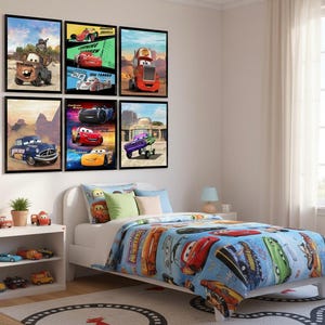 Puede incluir: Un conjunto de dormitorio con seis cuadros de pared enmarcados que representan personajes de la pel&iacute;cula Cars, un edred&oacute;n azul con un estampado colorido de personajes y una estanter&iacute;a blanca con varios veh&iacute;culos de juguete sobre una alfombra.