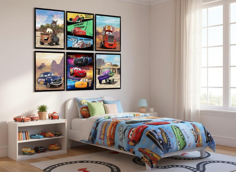 Puede incluir: Un conjunto de dormitorio con seis cuadros de pared enmarcados que representan personajes de la pel&iacute;cula Cars, un edred&oacute;n azul con un estampado colorido de personajes y una estanter&iacute;a blanca con varios veh&iacute;culos de juguete sobre una alfombra.