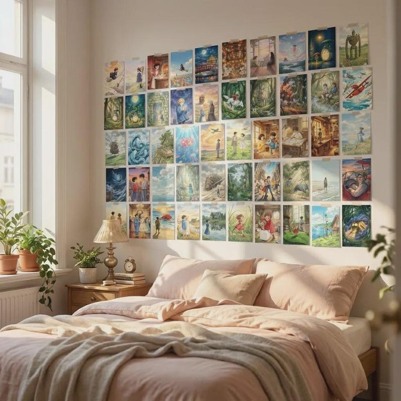 Puede incluir: Un dormitorio con una pared adornada con numerosas impresiones art&iacute;sticas, que muestran varias ilustraciones. La cama est&aacute; cubierta con un edred&oacute;n y almohadas de color rosa claro, complementadas con una manta beige. Una mesita de noche de madera con una l&aacute;mpara y plantas.