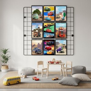 Puede incluir: Una cuadr&iacute;cula de nueve p&oacute;steres enmarcados que presentan varios personajes de coches animados y coloridos de la pel&iacute;cula Cars, exhibidos en una rejilla de pared de metal negro. Los p&oacute;steres muestran diferentes escenas con personajes como Rayo McQueen y Mate.