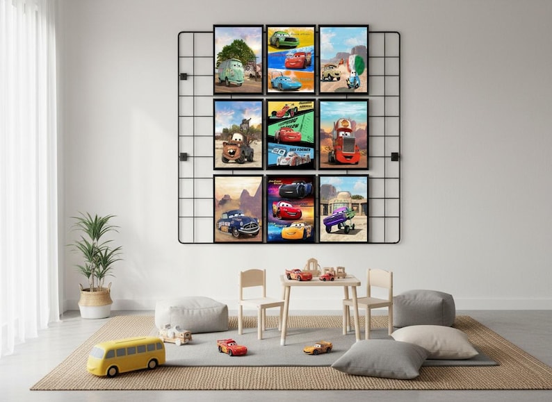 Puede incluir: Una cuadr&iacute;cula de nueve p&oacute;steres enmarcados que presentan varios personajes de coches animados y coloridos de la pel&iacute;cula Cars, exhibidos en una rejilla de pared de metal negro. Los p&oacute;steres muestran diferentes escenas con personajes como Rayo McQueen y Mate.