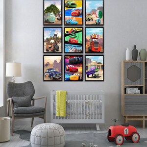 Puede incluir: Un conjunto de pared de galer&iacute;a con nueve p&oacute;steres rectangulares enmarcados que presentan varios personajes de coches animados de la pel&iacute;cula Cars, dispuestos en una cuadr&iacute;cula de tres por tres sobre una pared gris claro y una cuna blanca.