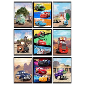 Puede incluir: Una colecci&oacute;n de nueve p&oacute;steres enmarcados con personajes de la franquicia de pel&iacute;culas Cars, incluyendo a Rayo McQueen, Mate y Doc Hudson, dispuestos en una cuadr&iacute;cula con varios paisajes des&eacute;rticos y escenas de carreras en colores vivos.