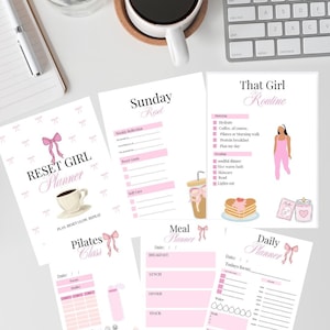 Op de afbeelding: Een verzameling roze en witte plannerpagina's met titels als "Reset Girl Planner", "Sunday Reset" en "That Girl Routine". De pagina's bevatten illustraties van koffiekopjes, strikken en voedsel, ontworpen voor dagelijkse en wekelijkse planning.