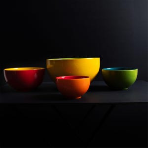 ヴィンテージ Y2K SCM デザイン カラフルなネストボウル 4個セット、明るいツートンカラーのセラミックストーンウェアミキシングボウル、モダンポップアートキッチン装飾