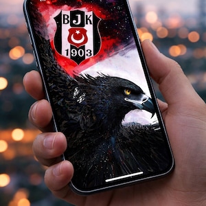 以下が含まれることがあります： 黒い持ち手と「But First, Coffee」の文字が黒い手書き風フォントで書かれた白いセラミックマグ。マグカップは白い表面に置かれています。