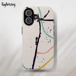 Puede incluir: Una funda de teléfono con un diseño abstracto. La funda tiene un fondo color crema con salpicaduras negras y líneas de colores en verde azulado, rosa y amarillo. La funda del teléfono tiene un recorte para la cámara y el texto "RayArtistery".