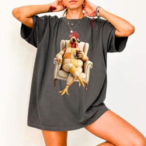 Maglietta con gallo patchwork e caffè freddo, maglietta divertente con gallina e occhiali da sole, maglietta comoda con gallo, regalo per gli amanti degli animali da fattoria