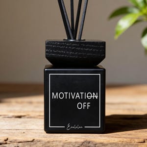 Lustige Duftstäbchen mit Spruch | Motivation Off | Raumduft | Reed Diffuser 150ml | Humor Geschenk | Büro Deko | Homeoffice oder Wohnzimmer