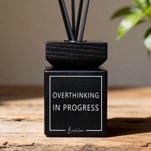 Lustige Duftstäbchen mit Spruch | Overthinking in Progress | Lustiger Raumduft | Reed Diffuser 150ml | Geschenk | Modernes Wohnaccessoire