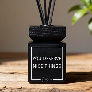 Duftstäbchen mit Spruch | You Deserve Nice Things | Geschenk für Freundin | Duft Reed Diffuser 150ml | Modernes Wohnaccessoire | Motivation