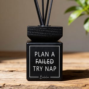Lustige Duftstäbchen mit Spruch | Plan A Failed Try Nap | Lustiger Raumduft | Reed Diffuser 150ml | Humor Geschenk | Büro Deko Homeoffice