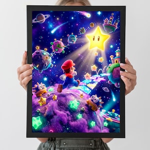 K&ouml;nnte beinhalten: Ein gerahmter Druck mit einer farbenfrohen Illustration einer Videospielszene. Das Kunstwerk zeigt eine Figur in roter Kappe und blauer Latzhose, die durch eine kosmische Landschaft mit Planeten, Sternen und einem gro&szlig;en gelben Stern rennt. Das Gesamtthema ist Fantasie und Abenteuer.