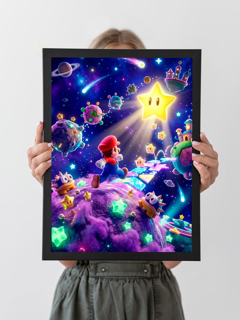 K&ouml;nnte beinhalten: Ein gerahmter Druck mit einer farbenfrohen Illustration einer Videospielszene. Das Kunstwerk zeigt eine Figur in roter Kappe und blauer Latzhose, die durch eine kosmische Landschaft mit Planeten, Sternen und einem gro&szlig;en gelben Stern rennt. Das Gesamtthema ist Fantasie und Abenteuer.