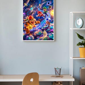 Puede incluir: Un estampado enmarcado con una vibrante y colorida ilustraci&oacute;n de personajes de la serie de videojuegos Super Mario. La obra representa a Mario, Luigi, Toad y Bowser en un entorno c&oacute;smico con estrellas y planetas.