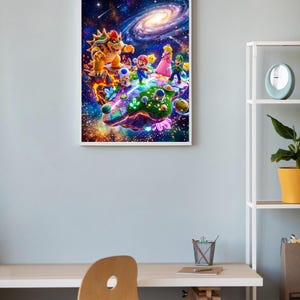 Puede incluir: Obra de arte enmarcada que representa a Mario, Peach, Bowser y otros personajes en un entorno espacial. La obra presenta un fondo de galaxia con una isla flotante. Colores vibrantes y llamativos.