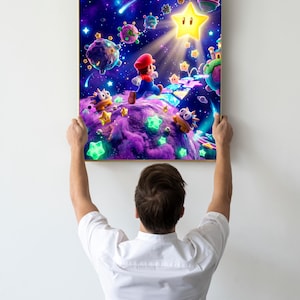 K&ouml;nnte beinhalten: Ein gerahmter Kunstdruck mit einer Szene aus einem Videospiel. Das Kunstwerk zeigt eine Figur in roter Kappe und blauer Latzhose, die durch eine farbenfrohe Weltraumlandschaft mit Sternen, Planeten und einem gro&szlig;en gelben Stern rennt.