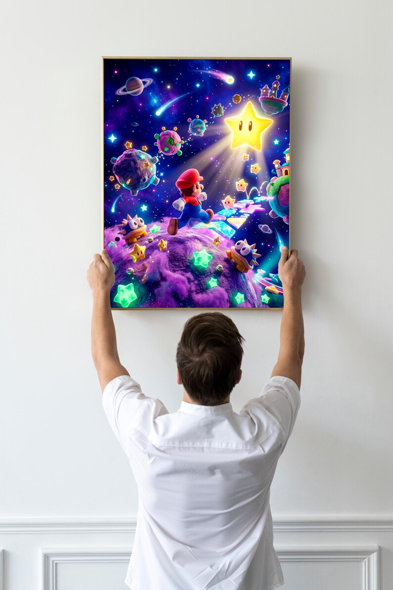 K&ouml;nnte beinhalten: Ein gerahmter Kunstdruck mit einer Szene aus einem Videospiel. Das Kunstwerk zeigt eine Figur in roter Kappe und blauer Latzhose, die durch eine farbenfrohe Weltraumlandschaft mit Sternen, Planeten und einem gro&szlig;en gelben Stern rennt.